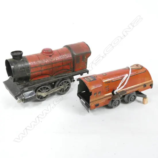 OLD HORNBY ENGINE (WEAR TO PAINT) & TIN PLATE WIND UP CARRIAGE L 115MM HAS KEY BUT NOT WORKING